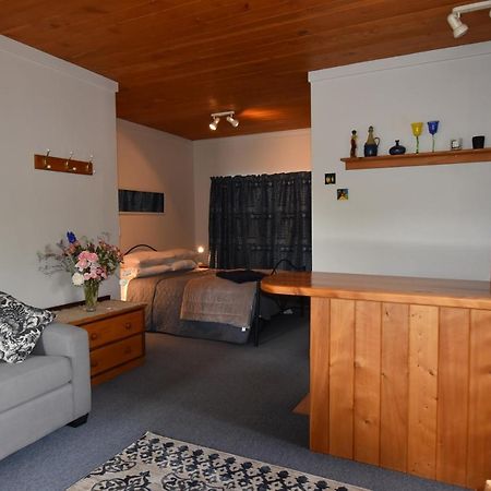 Olivista Bed & Breakfast Masterton Bagian luar foto