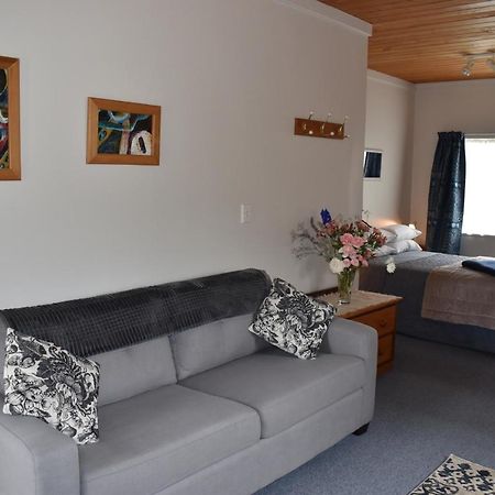 Olivista Bed & Breakfast Masterton Bagian luar foto