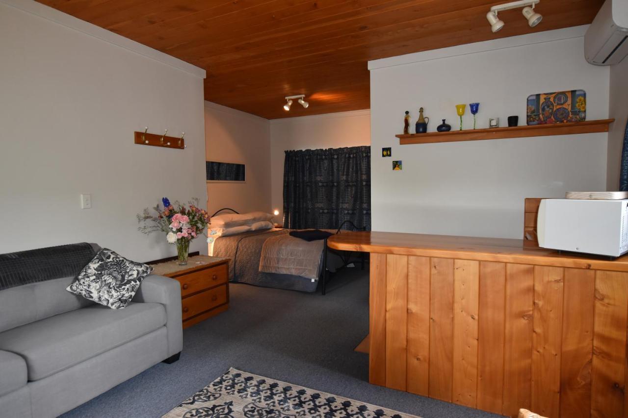 Olivista Bed & Breakfast Masterton Bagian luar foto